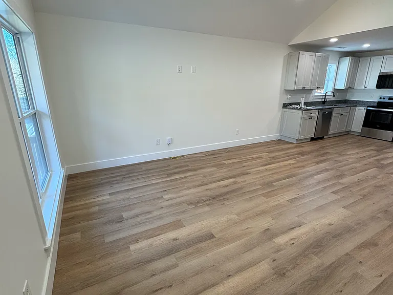 2204 Chester St — Photo 5