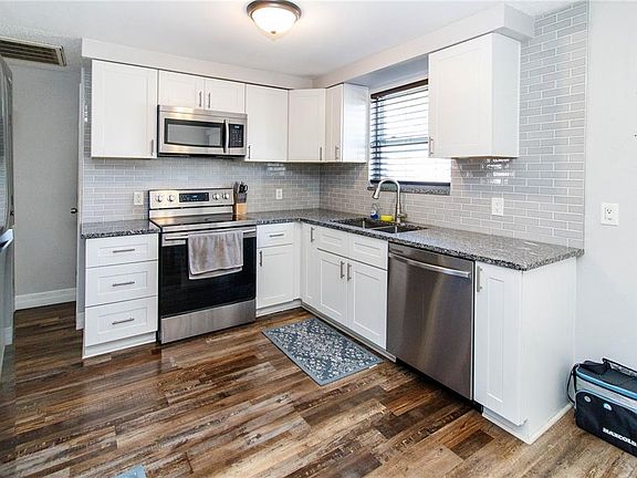 3rd image of 5121 Larch Ln