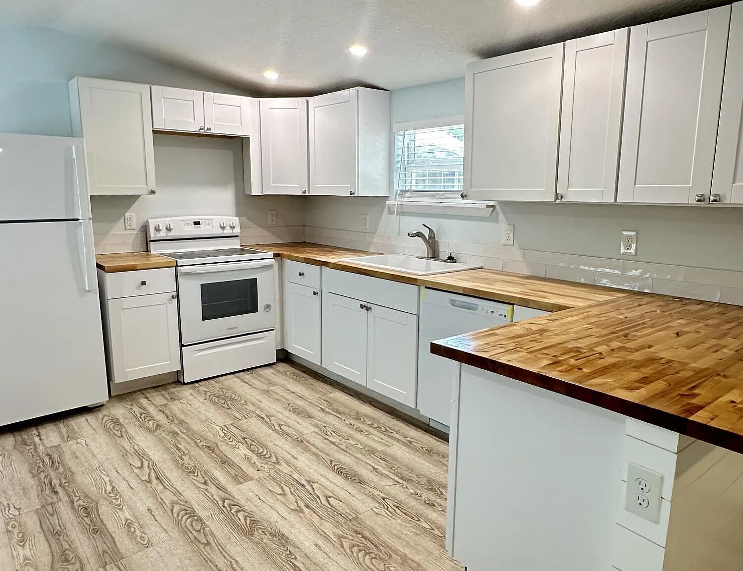 2 bed, 2.0 bath, 868 sqft, $1,600 — Photo 2