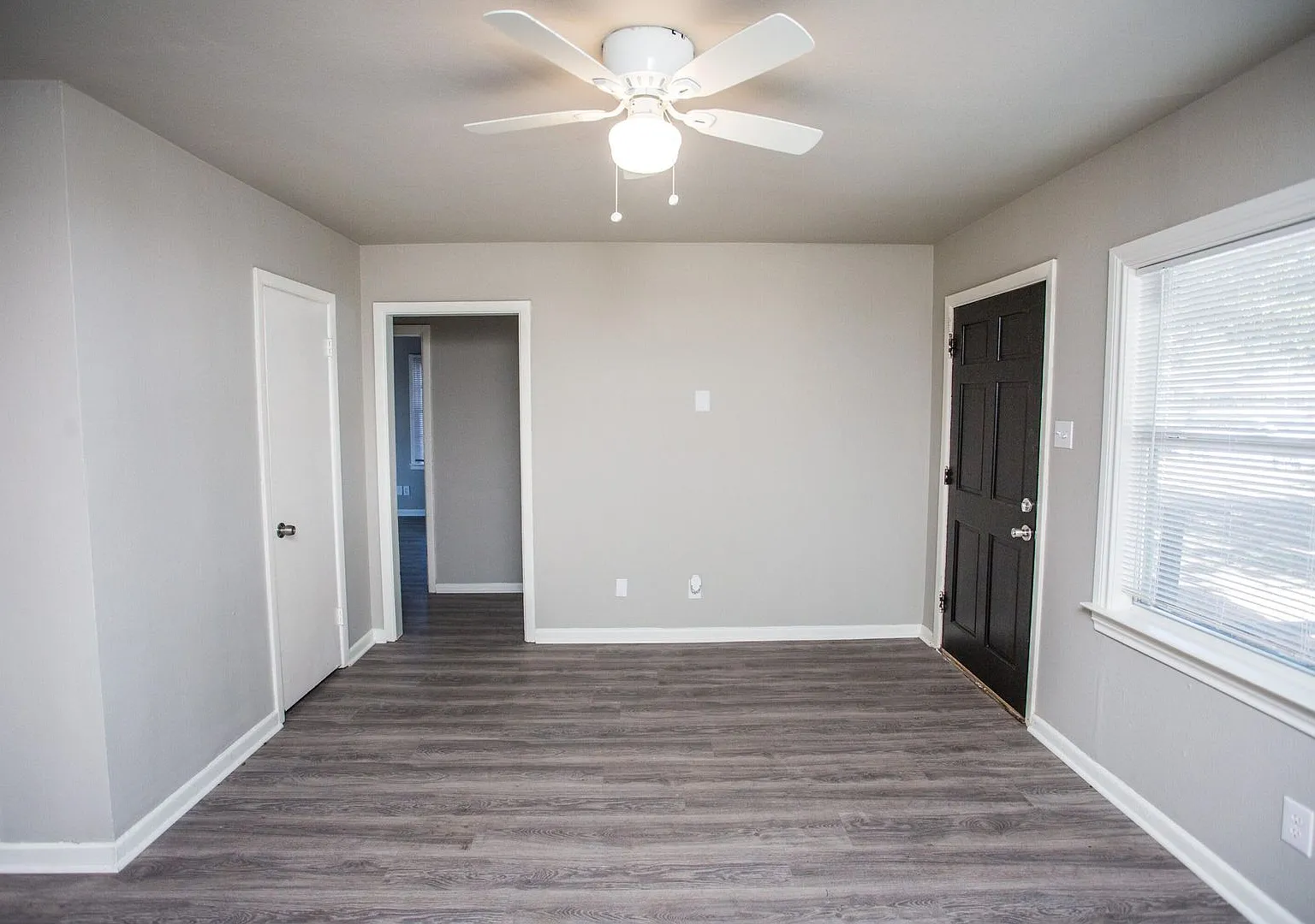 Spacious 4 Bed 2 Bath with Big Backyard — Photo 4