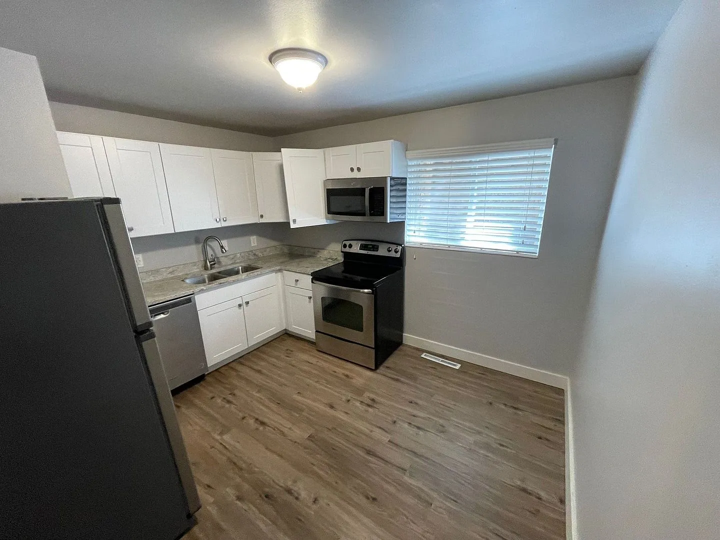 Spacious Two Bedroom Near the University of Utah — Photo 2