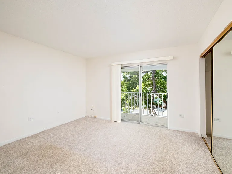 Bedroom w/ Balcony