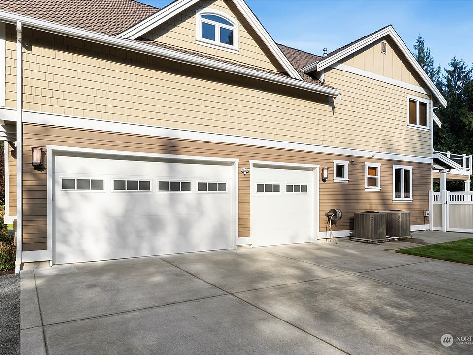 Large 3 car garage with easy accessibility. Lots of room to park all of those toys!>