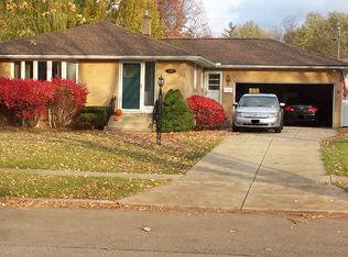 225 Briarhurst Rd, Williamsville, NY 14221