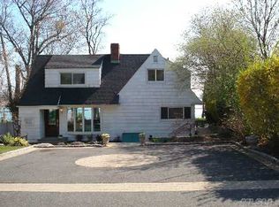 634 Locust Ln, Oyster Bay, NY 11771