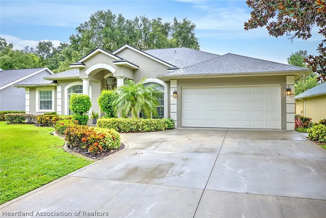 3 bed, 2.0 bath, 2361 sqft, $2,950 — Photo 2