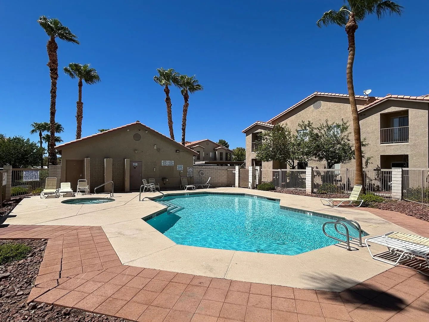 Spacious 2 Bedroom Condo In Gated Community — Photo 3