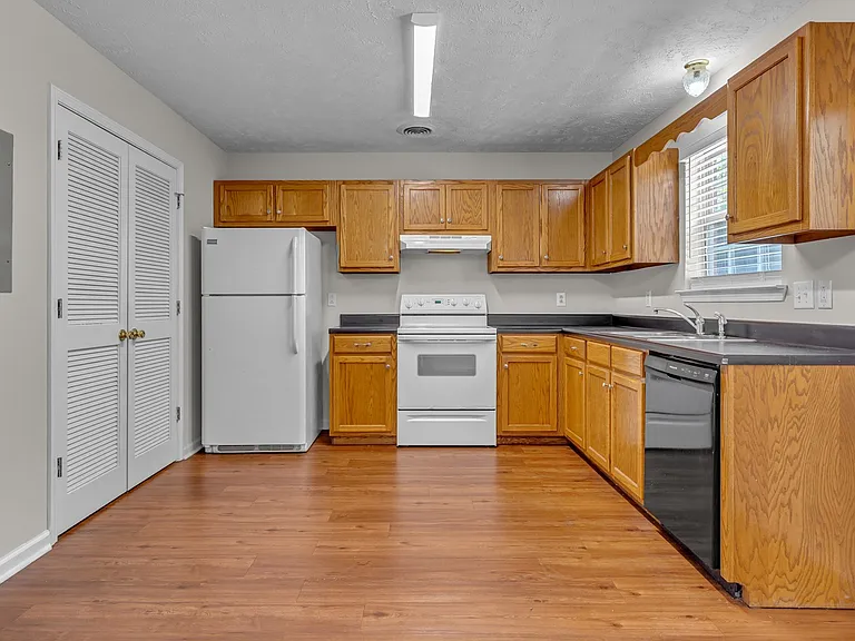 1509 Center Pointe Dr — Photo 16
