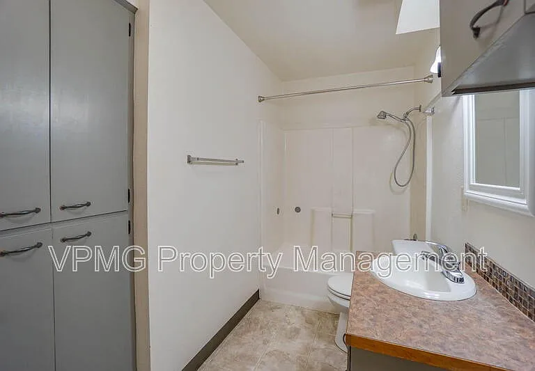 609 W McLoughlin Blvd — Photo 14