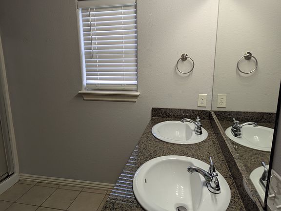 4th image of 1007 Oakwood Ln