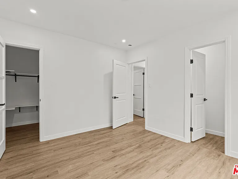 542 N Genesee Ave — Photo 16