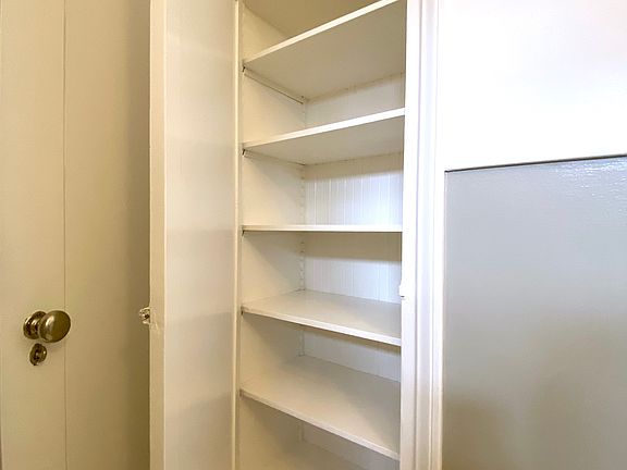 4th image of 1865 Oak St #6