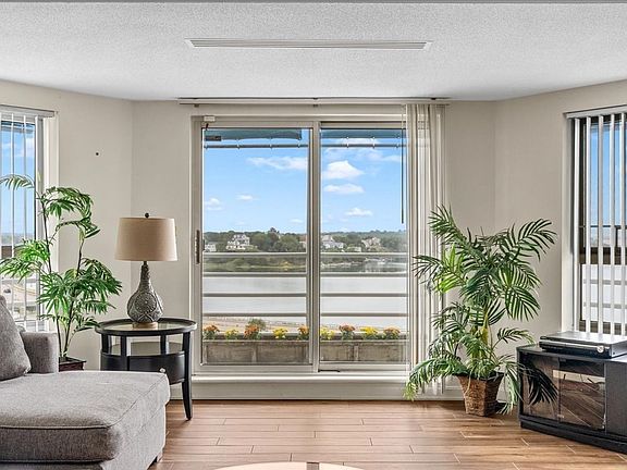 4th image of 9 Park Ave APT 707