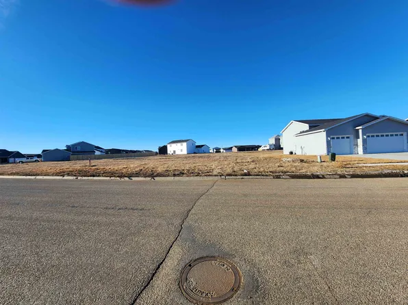 130 Mulberry Loop, Minot, ND 58703