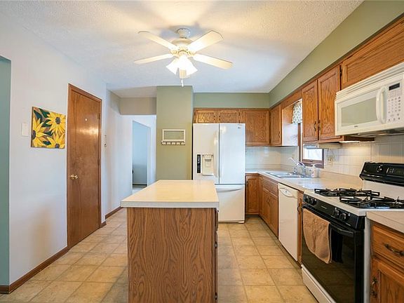 4th image of 819 Dresden Park Dr