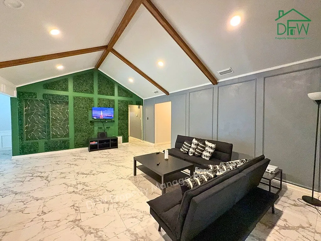 4 bed, 2.5 bath, 2506 sqft, $2,600 — Photo 4