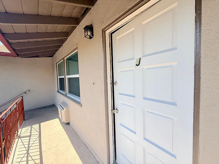 331 E Live Oak St — Photo 2
