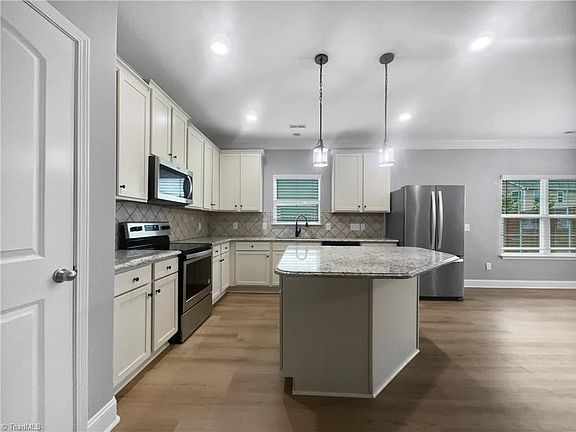 2nd image of 3 Cloverfield Ct