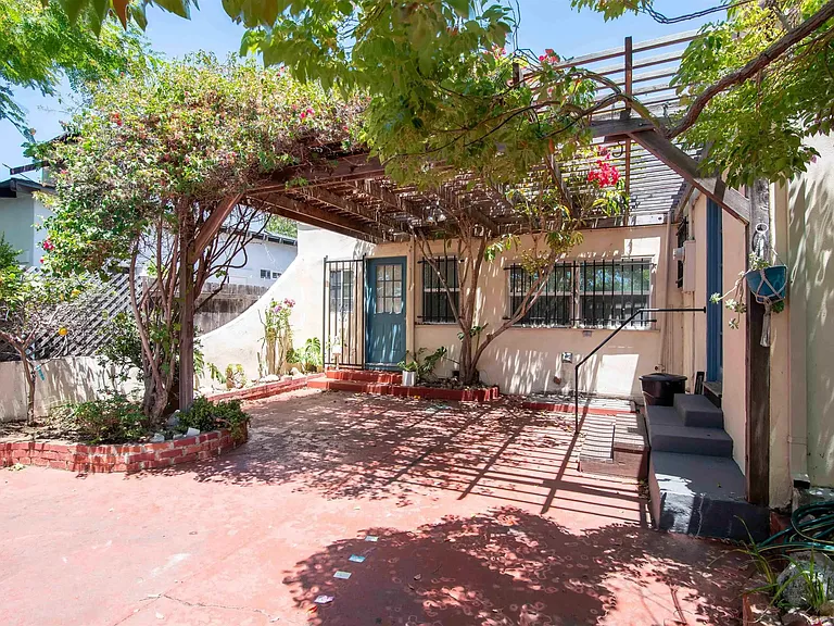2208 Dwight St — Photo 2