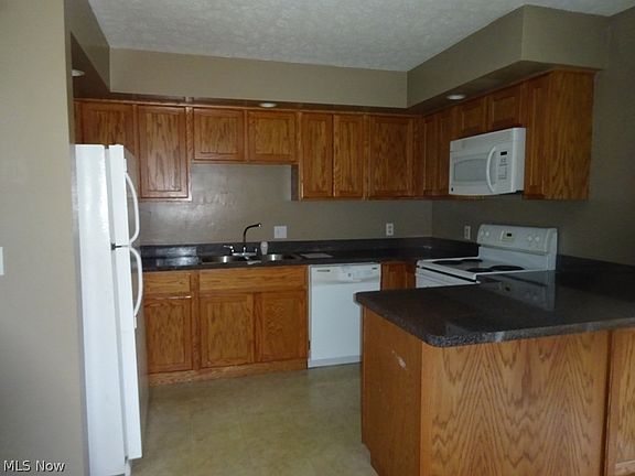 3rd image of 10442 Greenview Dr