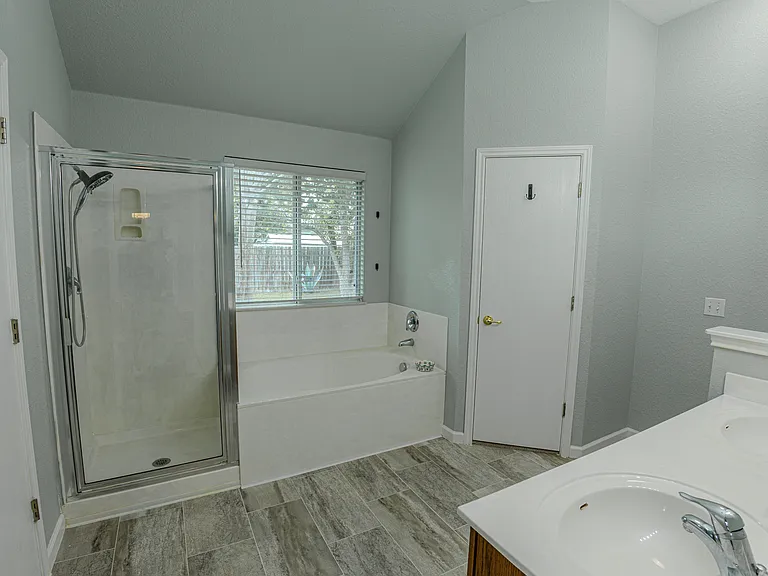 208 Discovery — Photo 29