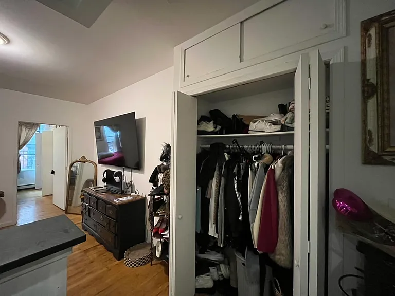 122 Allen St — Photo 4