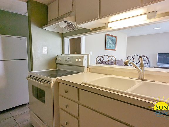 5th image of 408 Marshall Ct NW Unit 4