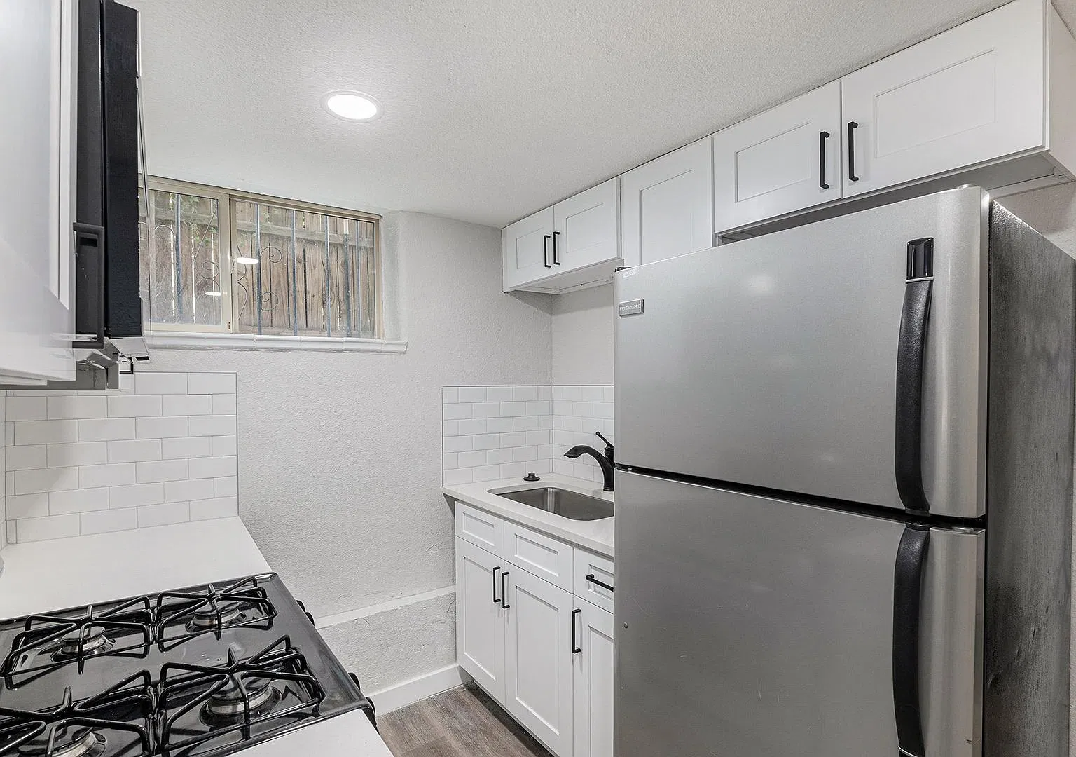Garden-Level 2 bed Apartment in Congress Park Available Now — Photo 2