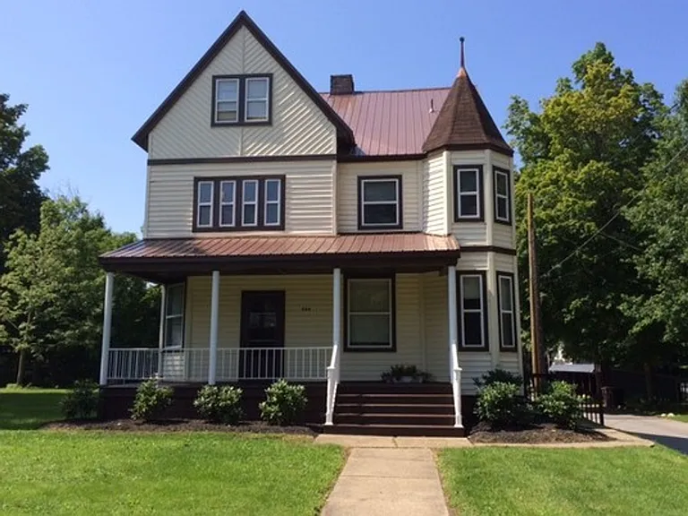 884 Grove St — Photo 1