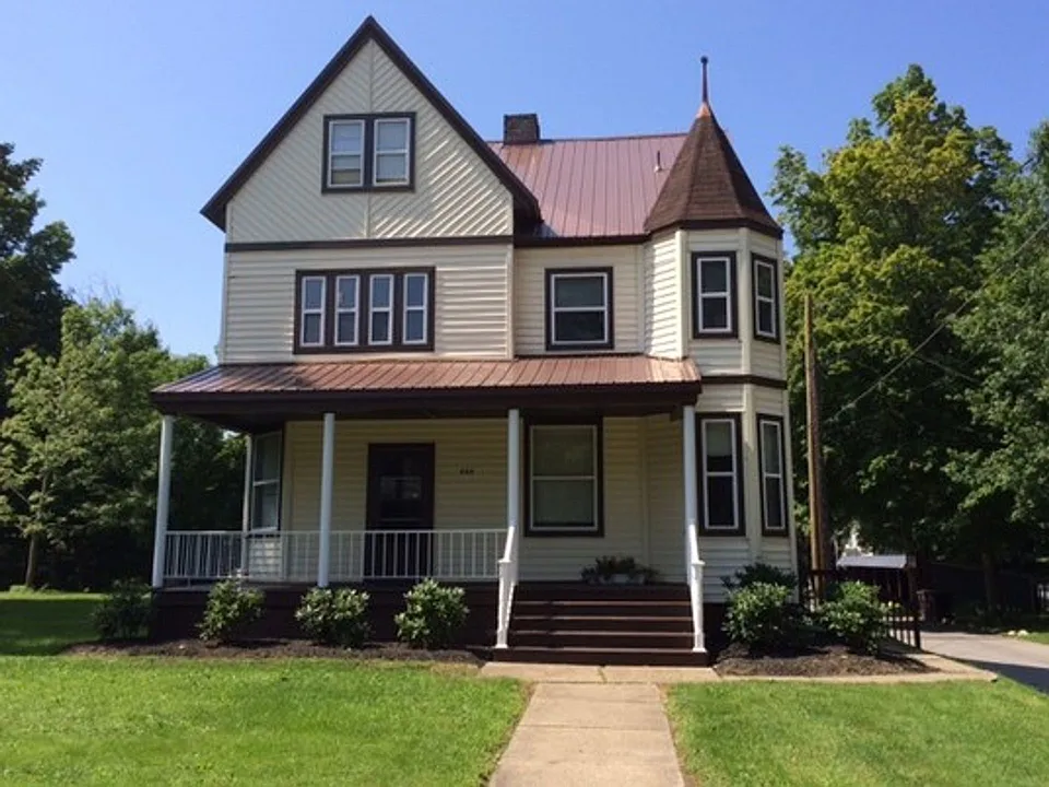 884 Grove St