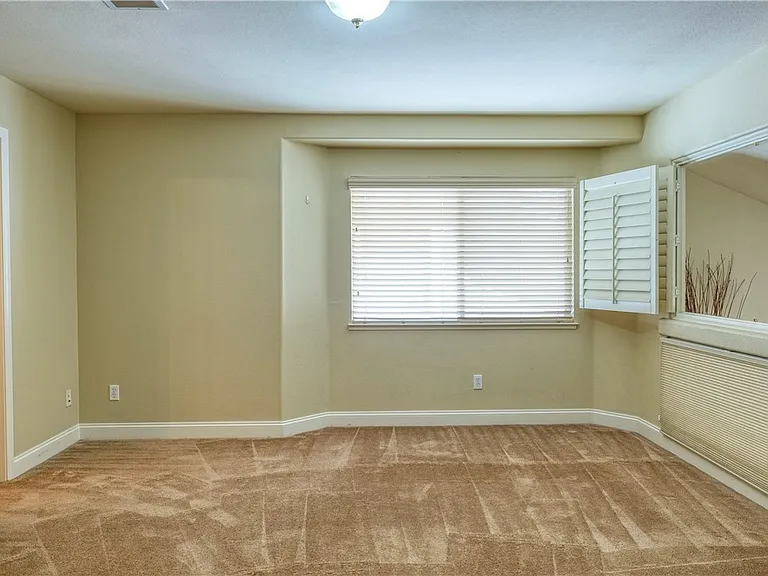 3924 Royal Scots Ave — Photo 30