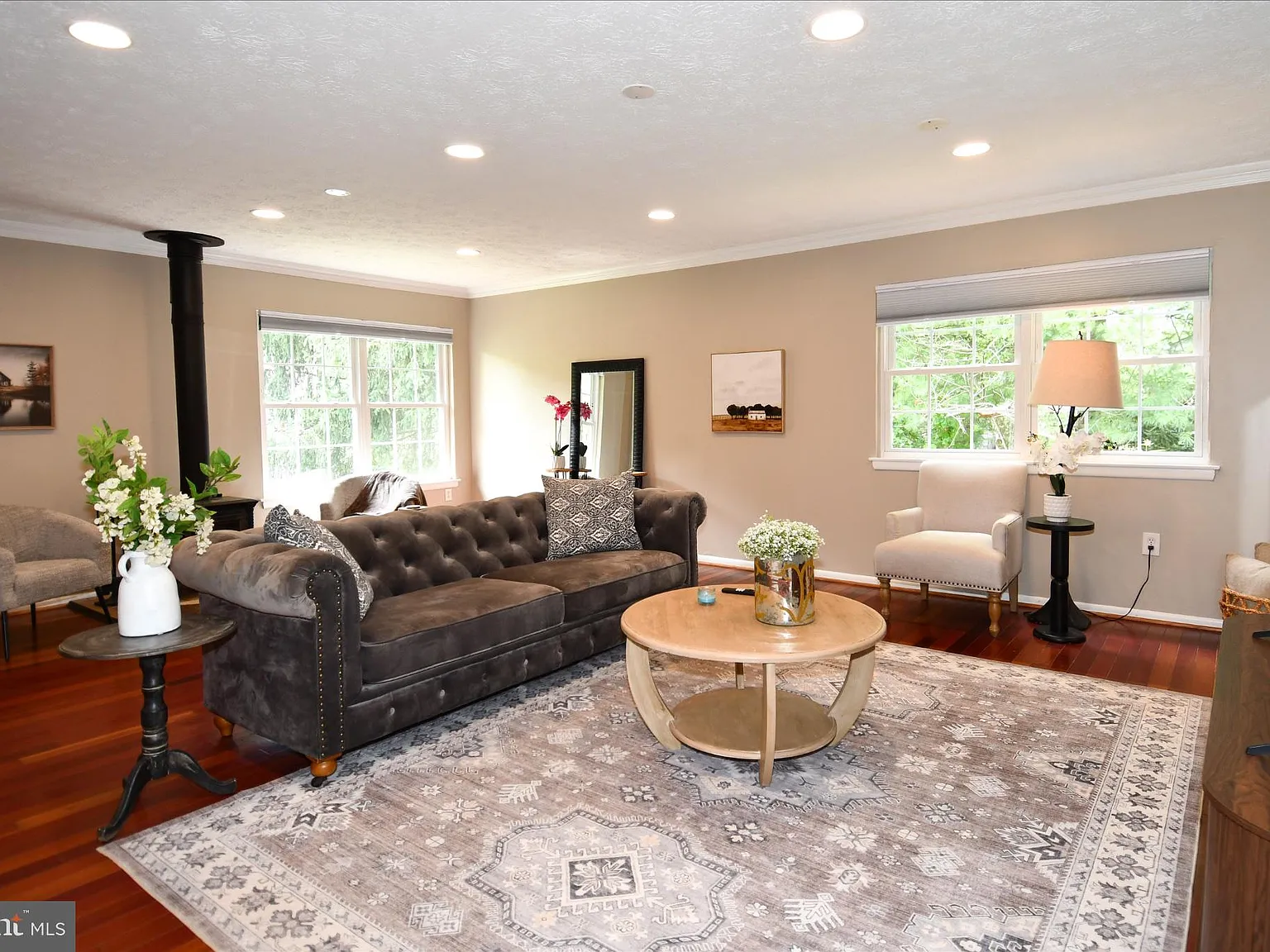 5 bed, 3.0 bath, 2600 sqft, $4,750 — Photo 2