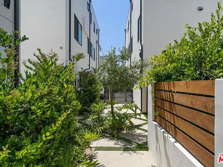 839 N McCadden Pl #B — Photo 36