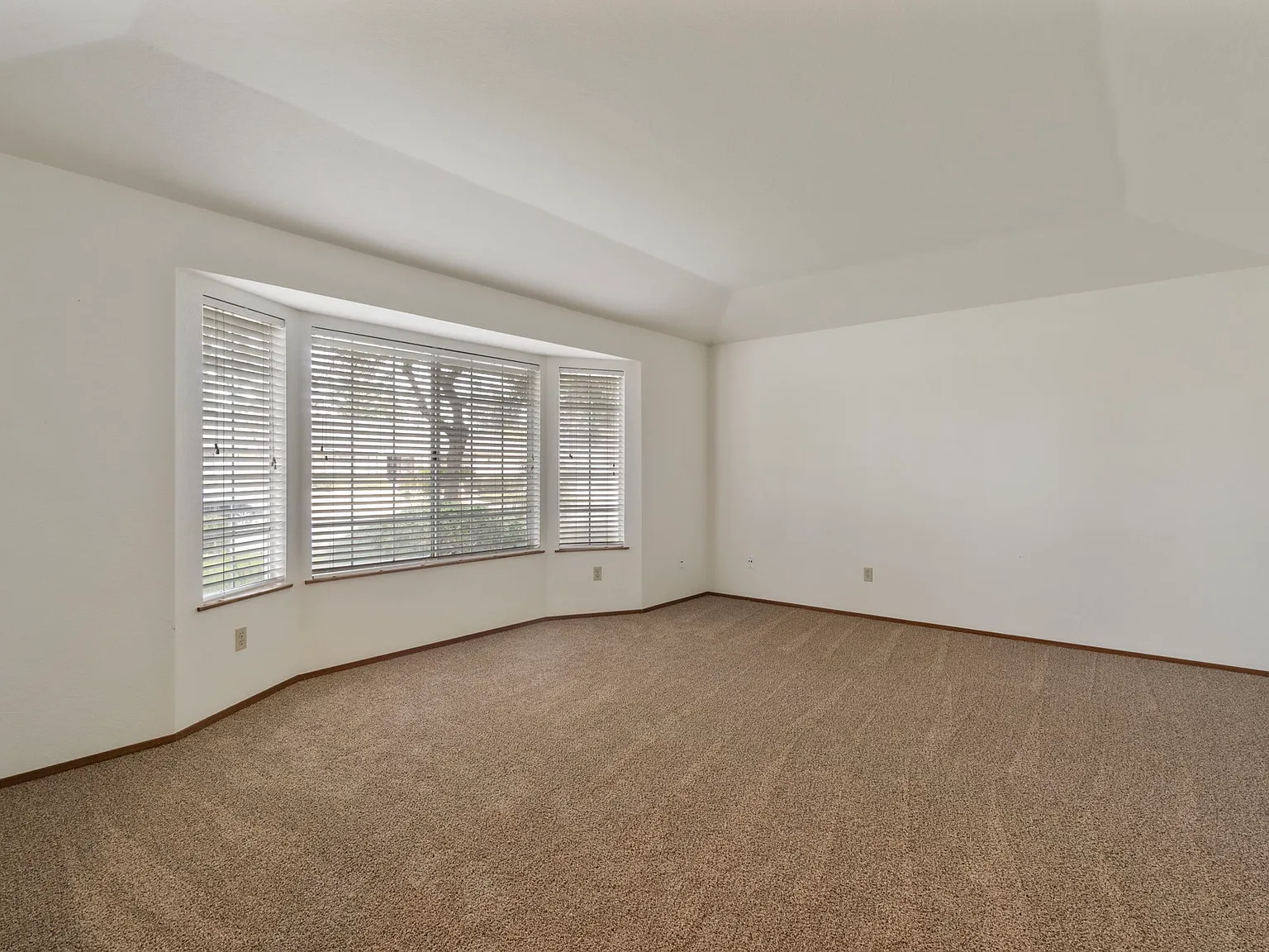 6469 North San Pedro Avenue - 1 — Photo 3