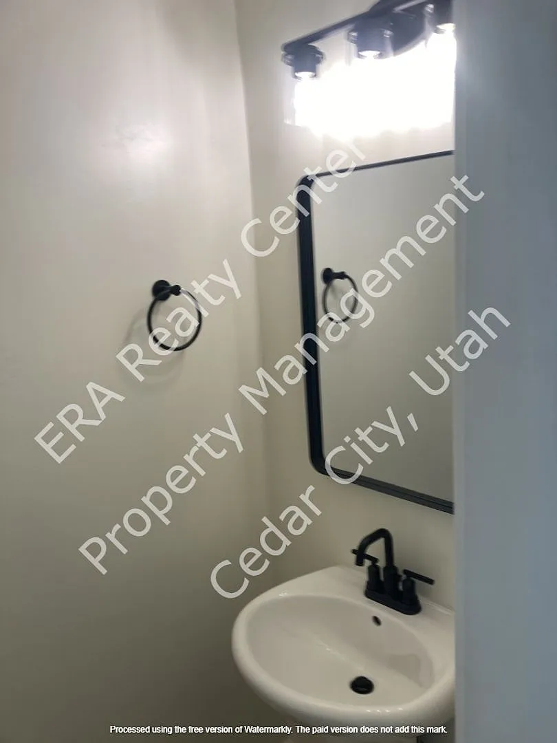 Move-In Discount!! - 3 Bed - 2.5 Bath - Large Condo - 2 Car Garage — Photo 3