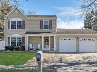 25 Bunker Hill Dr, Howell, NJ 07731