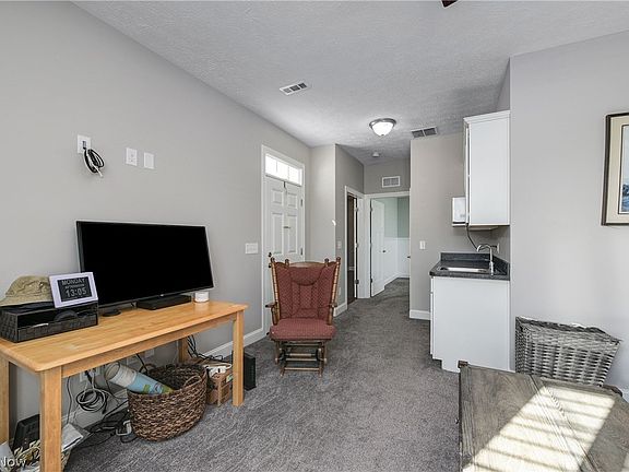 4th image of 125 Kensington Way