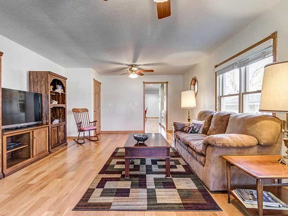 5th image of 2974 Maple Ave NE
