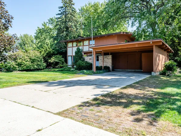 2211 Lakeshore Dr, Saint Joseph, MI 49085