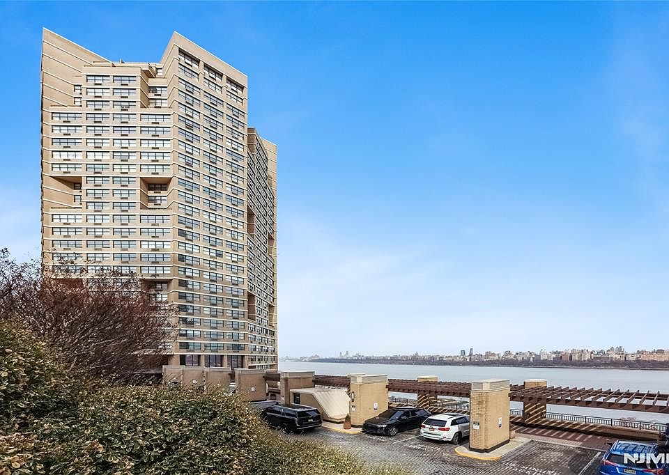 1st image of 7004 Kennedy Blvd E APT 4A