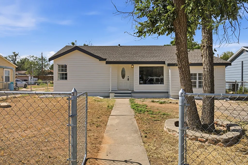 3 bed, 2.0 bath, 1300 sqft, $2,200 — Photo 3