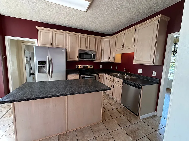 2076 Howlong Ave — Photo 11