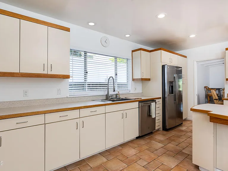 1660 S Oak Knoll Ave — Photo 13
