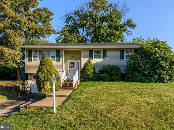 3 Pocono Dr, Mechanicsburg, PA 17055