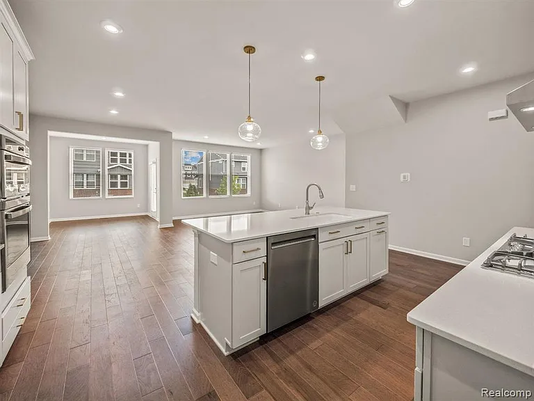 4837 Glenora Dr — Photo 9