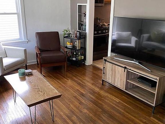 4th image of 2505 N Maplewood Ave