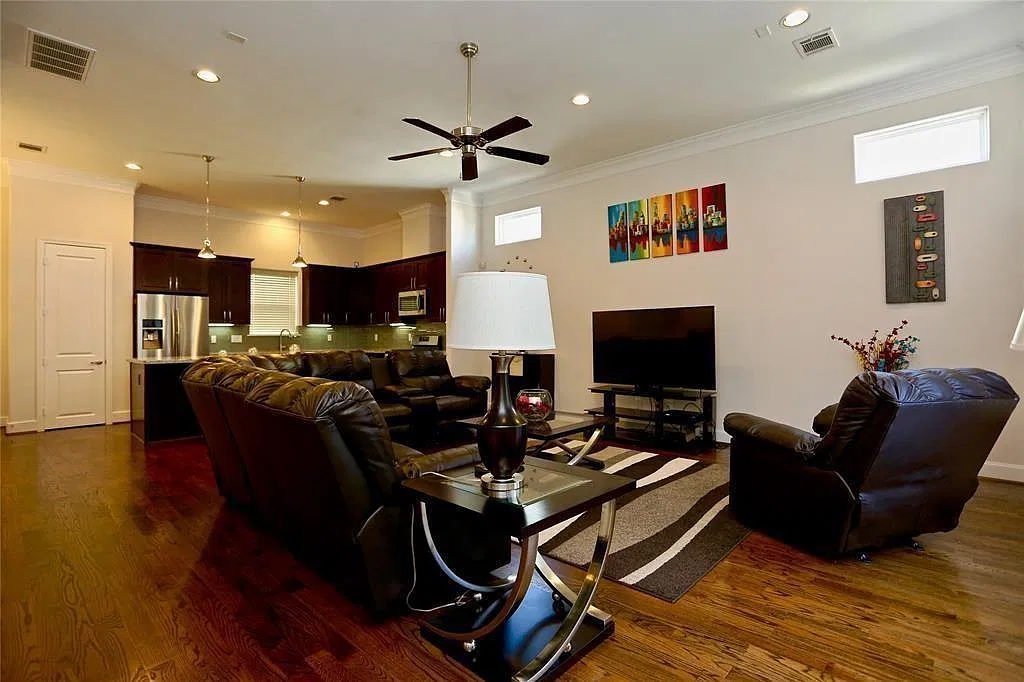3 bed, 3.5 bath, 2328 sqft, $3,250 — Photo 4