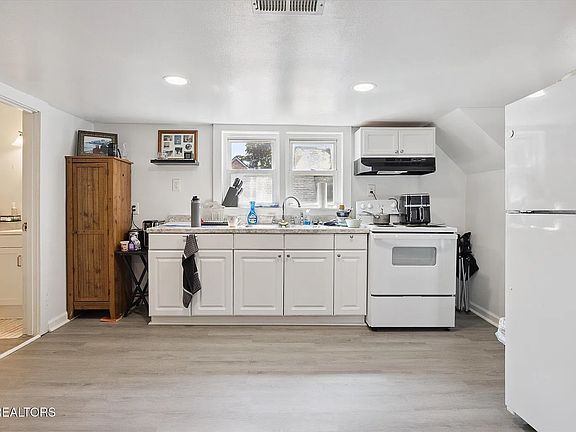 2nd image of 400 W 2nd Ave #4