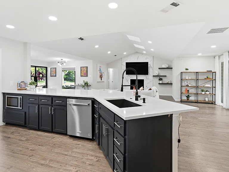 412 E Northgate Dr — Photo 1
