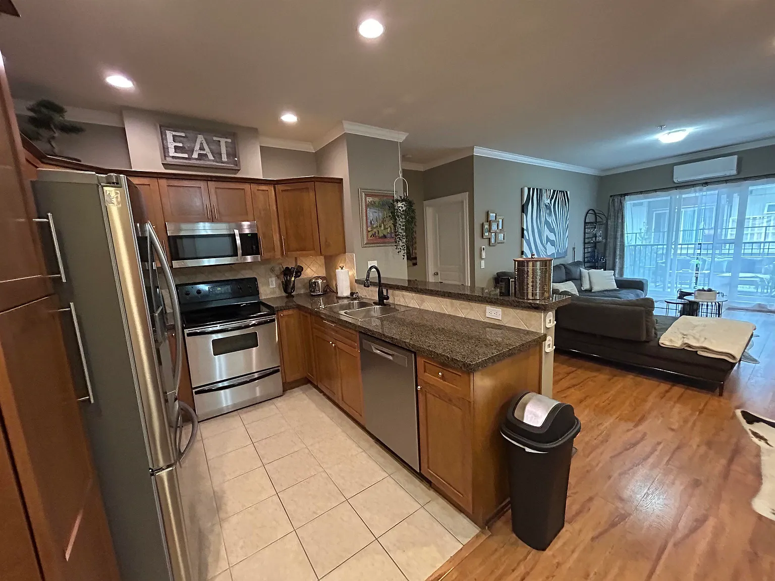 2 bed, 988 sqft, $2,400 — Photo 3